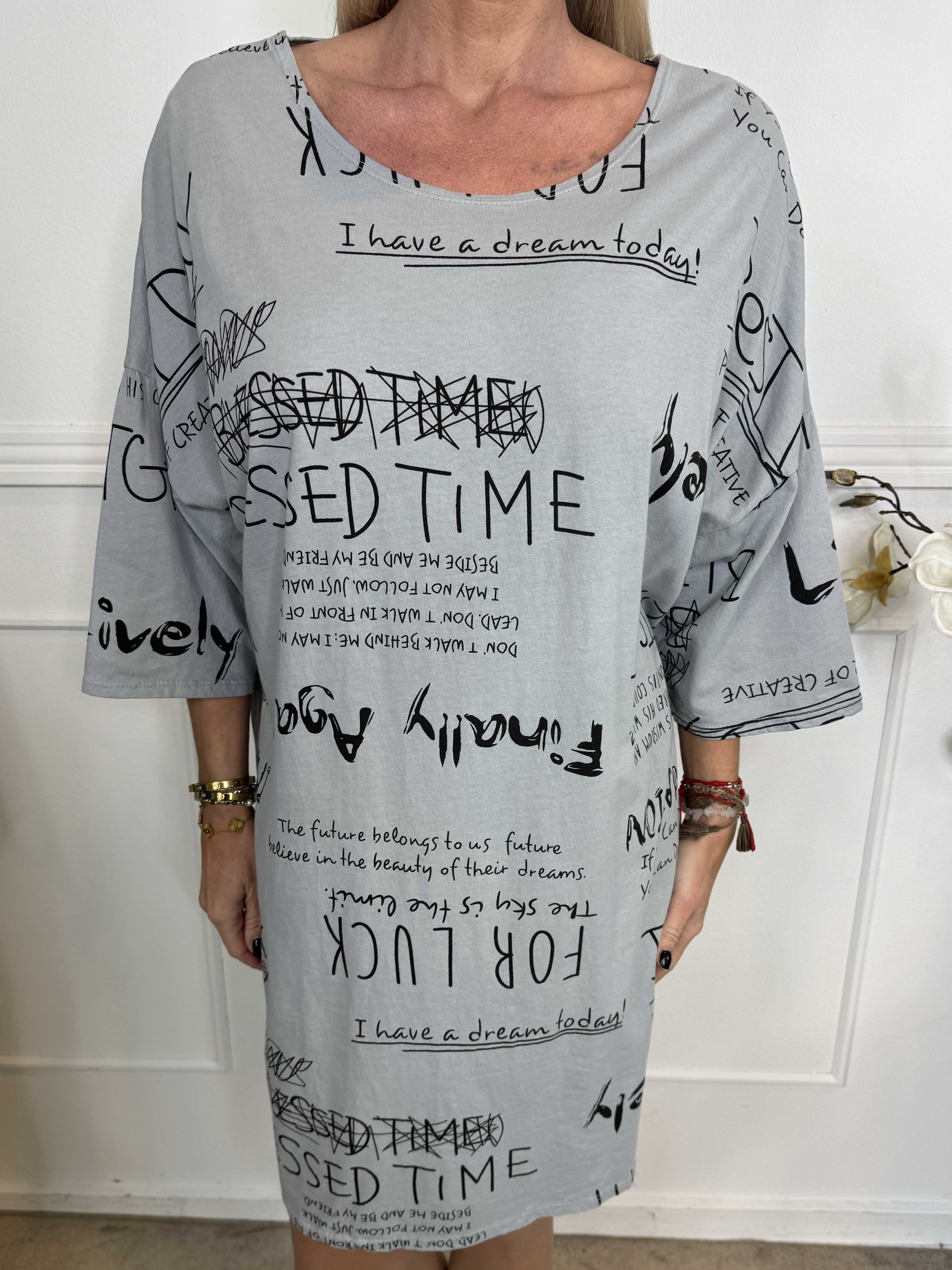 Lora - T-shirtklänning med text